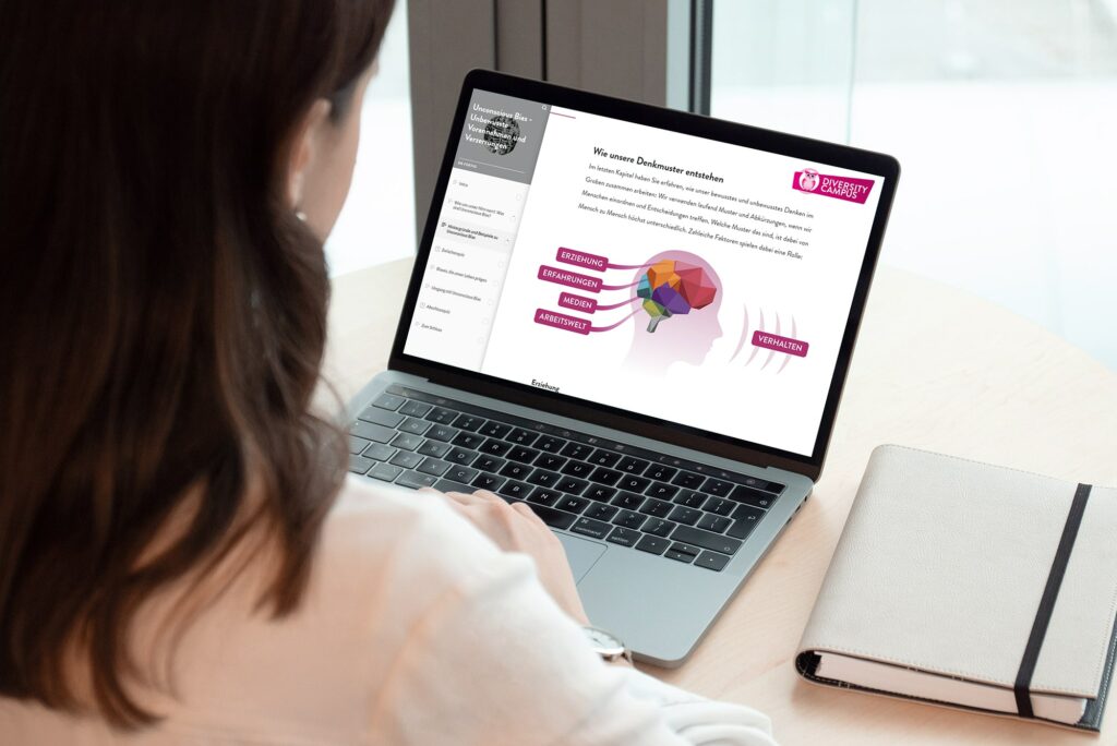 Frau vor Laptop mit Diversity Campus-Kurs