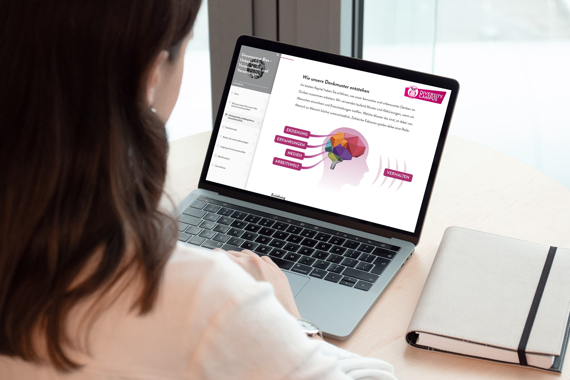 Frau vor Laptop mit Diversity Campus-Kurs