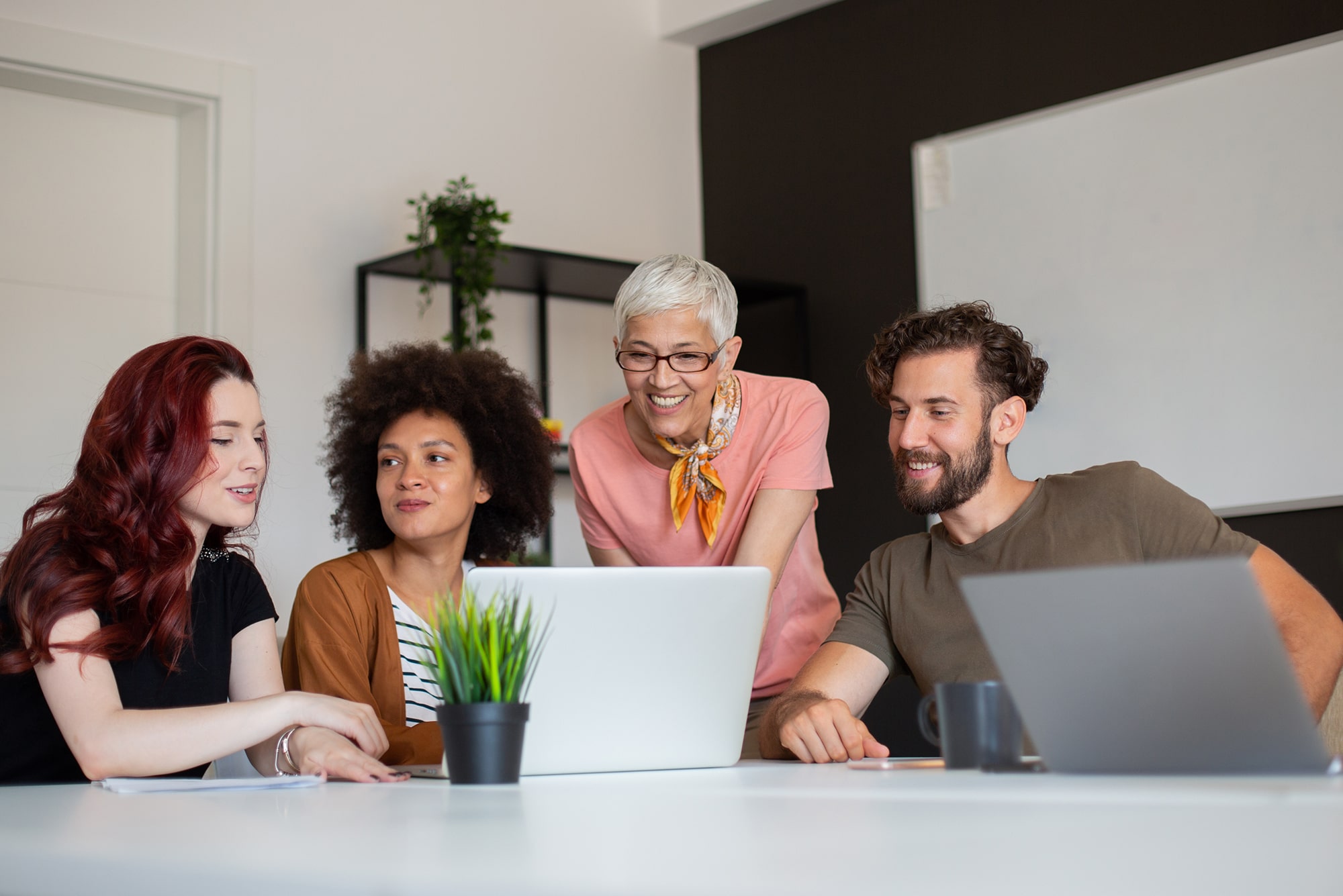 Mitarbeiter-Meeting unterschiedlicher Generationen