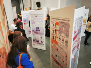 Personen betrachten die Infosäulen der Wanderausstellung Pfad der Vielfalt, Ansicht von schräg oben