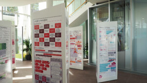 Infosäulen der Wanderausstellung Pfad der Vielfalt mit bunten Grafiken